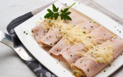 Canelones de pavo rellenos de tomate triturado y aceitunas negras