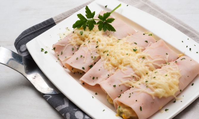 Canelones de pavo rellenos de tomate triturado y aceitunas negras