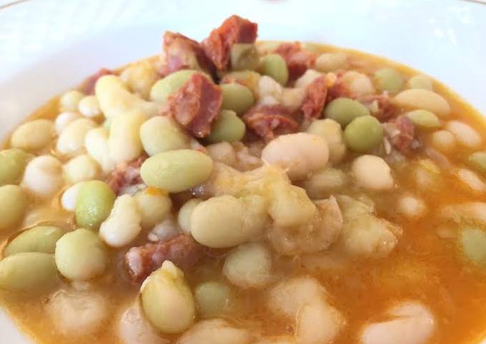 Guiso de Pochas Verdes y Blancas con Verduras y Chorizo