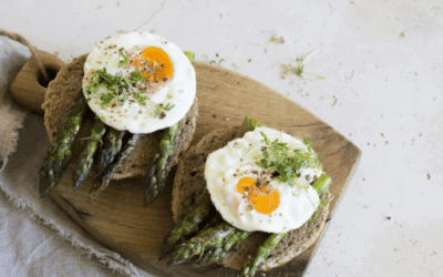 Tosta de Espárragos Blancos con Huevo Poché