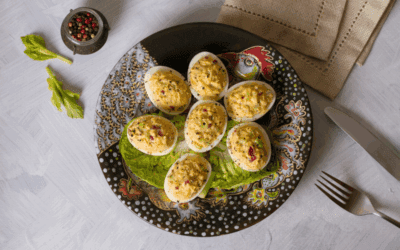 Huevos rellenos de atún y pimientos