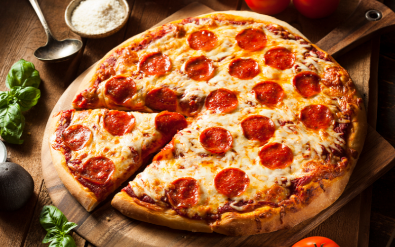 Pizza casera con tomate frito, piquillos y alcachofas