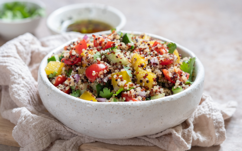 Ensalada de quinoa con espárragos y tomates