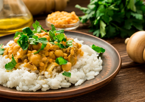 Curry vegano de legumbres con leche de coco