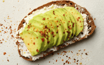 Tosta mediterránea de alcachofas, aguacate y queso feta