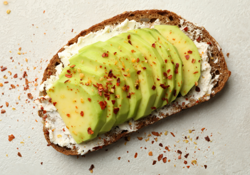 Tosta mediterránea de alcachofas, aguacate y queso feta