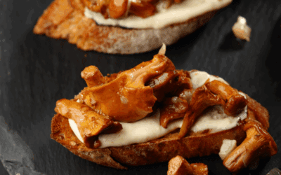 Tosta elaborada de setas salteadas y queso cremoso