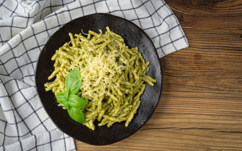 Pasta al pesto con espárragos y aceitunas
